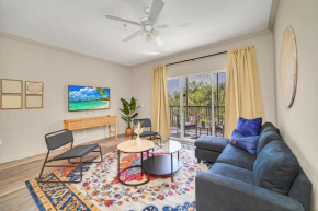 Bright 2BR Condo with Pool & Hot Tub, close to Disney!